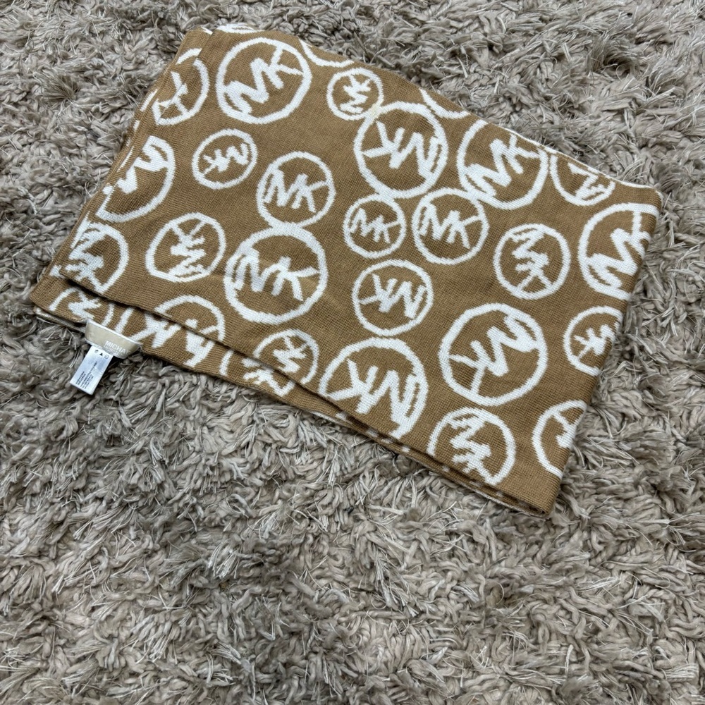 MICHAEL KORS  Tan and White Logo Scarf